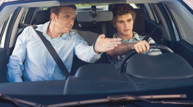 padre-hijo-aprendiendo-manejar