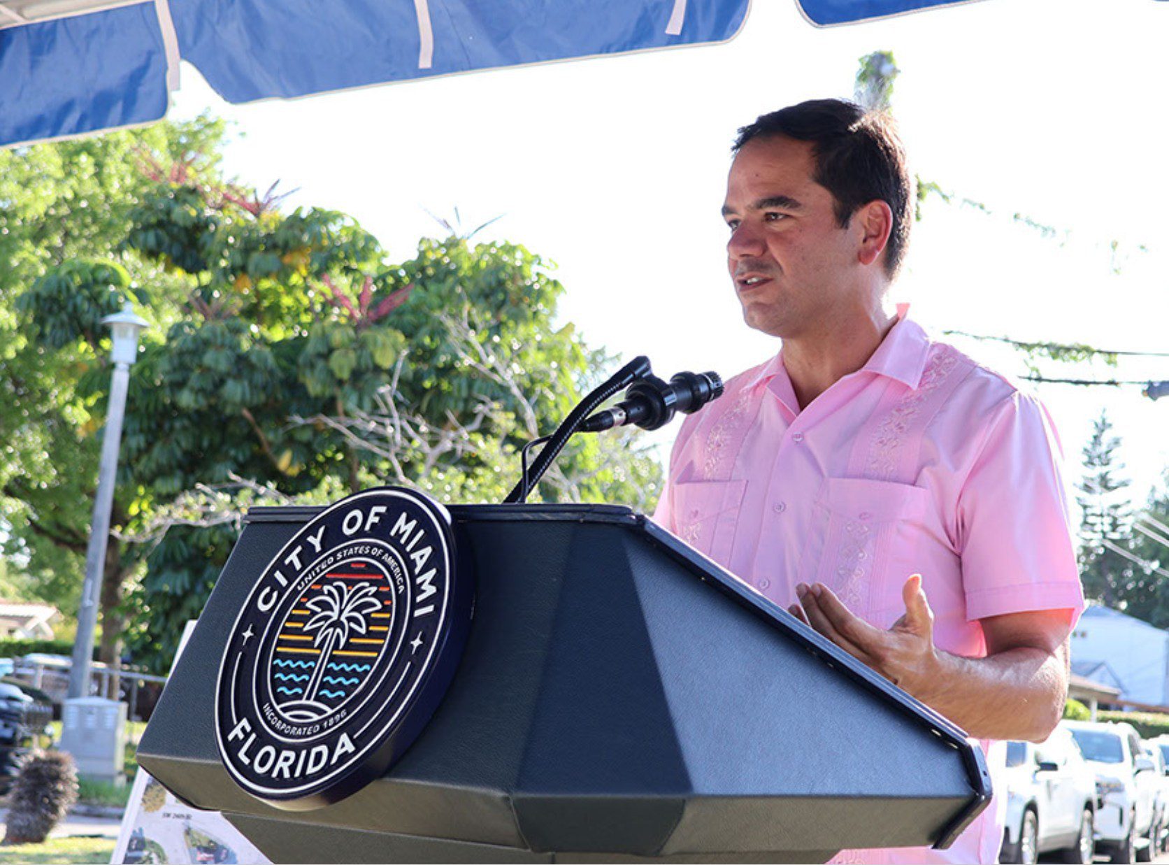 El Comisionado Ralph Rosado habla en un podio de la Ciudad de Miami