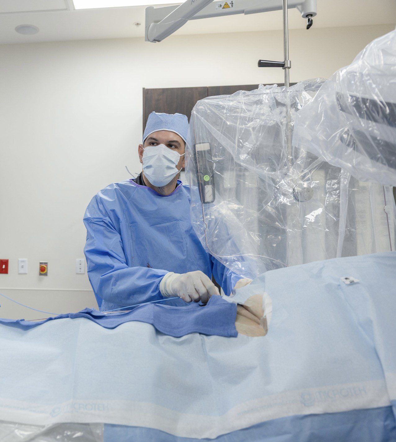 Dr. Diéguez realizando un procedimiento en Vascardio
