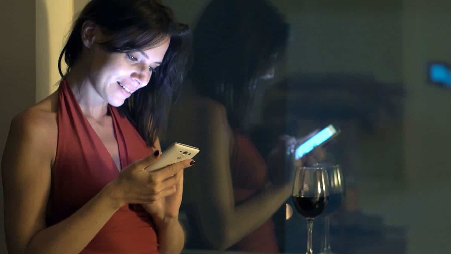 Amigas compartiendo vino en una celebración