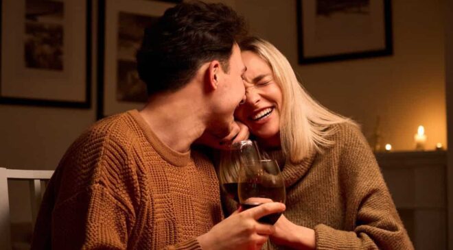 vino-pareja-cena-romantica