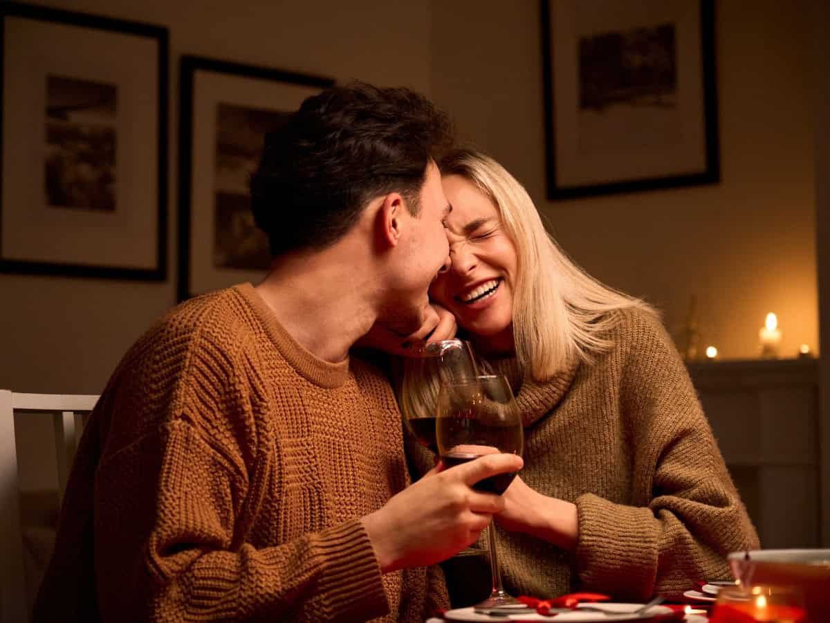 Pareja compartiendo una copa de vino en una cena