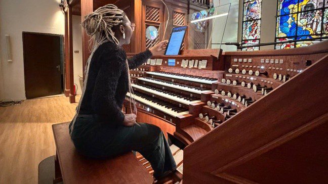 Yudania Gómez Heredia tocando el órgano