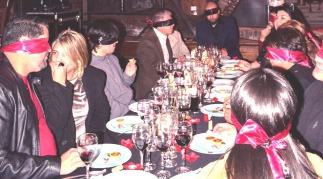 Comensales en una cena clandestina temática en Valparaíso, Chile