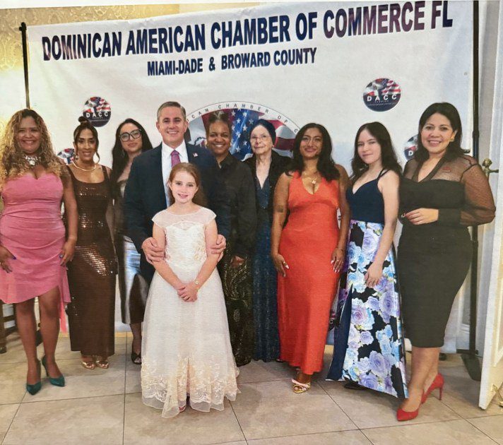 Lina Mora, Juan Marichal y el Dr. Pedro Mora en la ceremonia de juramentación