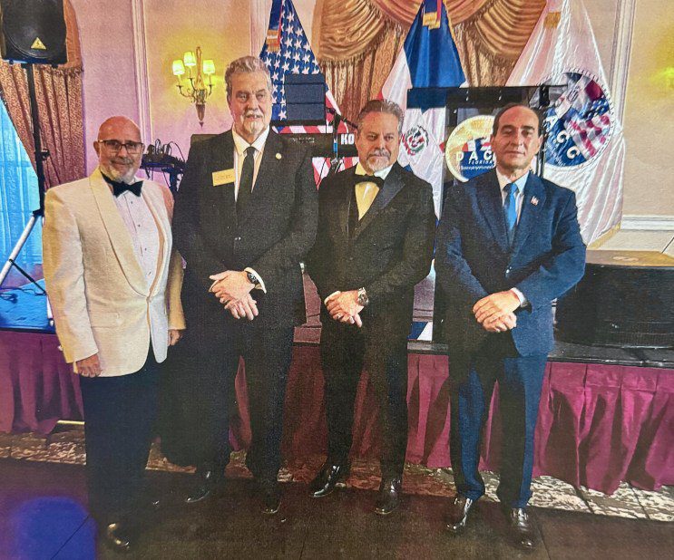 Dr. Pedro Mora junto al Juez Luis Pérez Medina y el Cónsul Dominicano en Miami