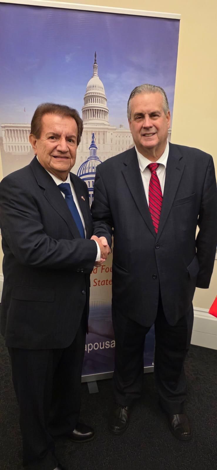 Saludo entre representantes de PAPO-USA y el Embajador del Perú