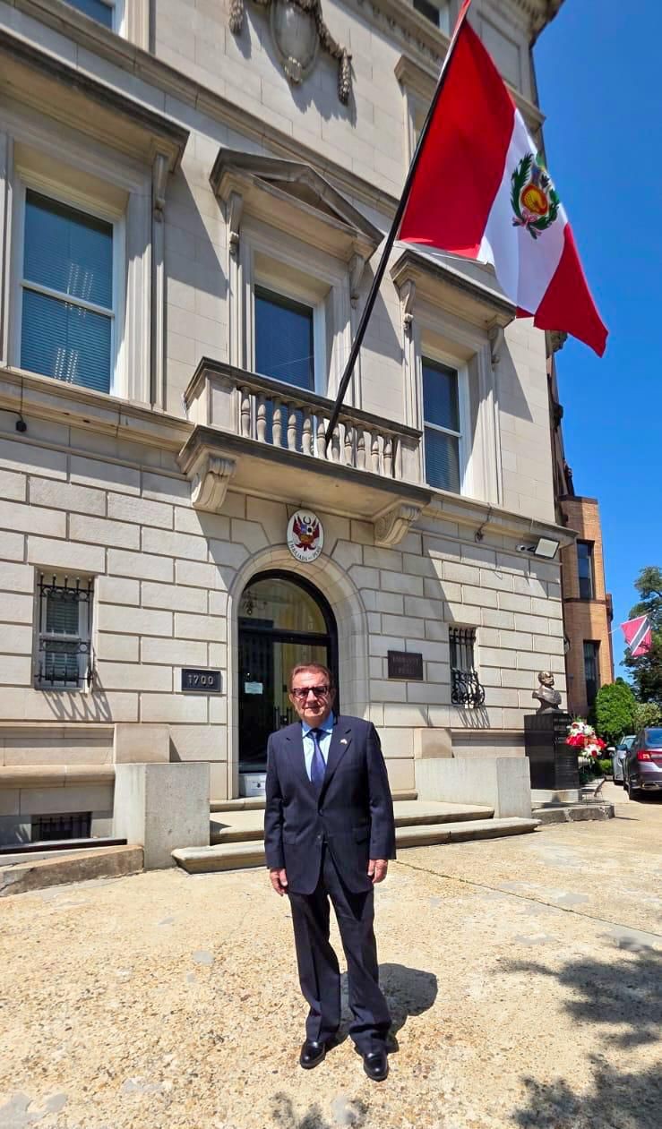 Frente a la Embajada del Perú en Washington D.C. con la bandera peruana