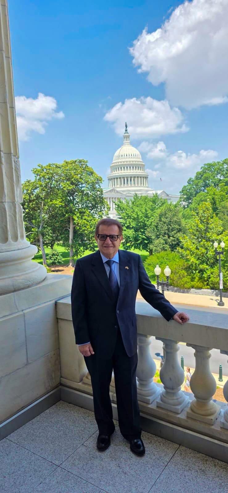 Representante de PAPO-USA frente al Capitolio de los Estados Unidos