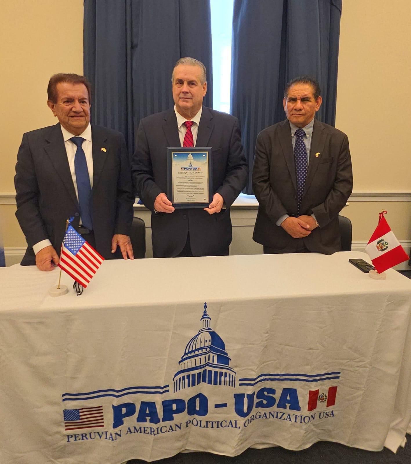 PAPO-USA entrega reconocimiento al Embajador Alfredo Ferrero Diez Canseco